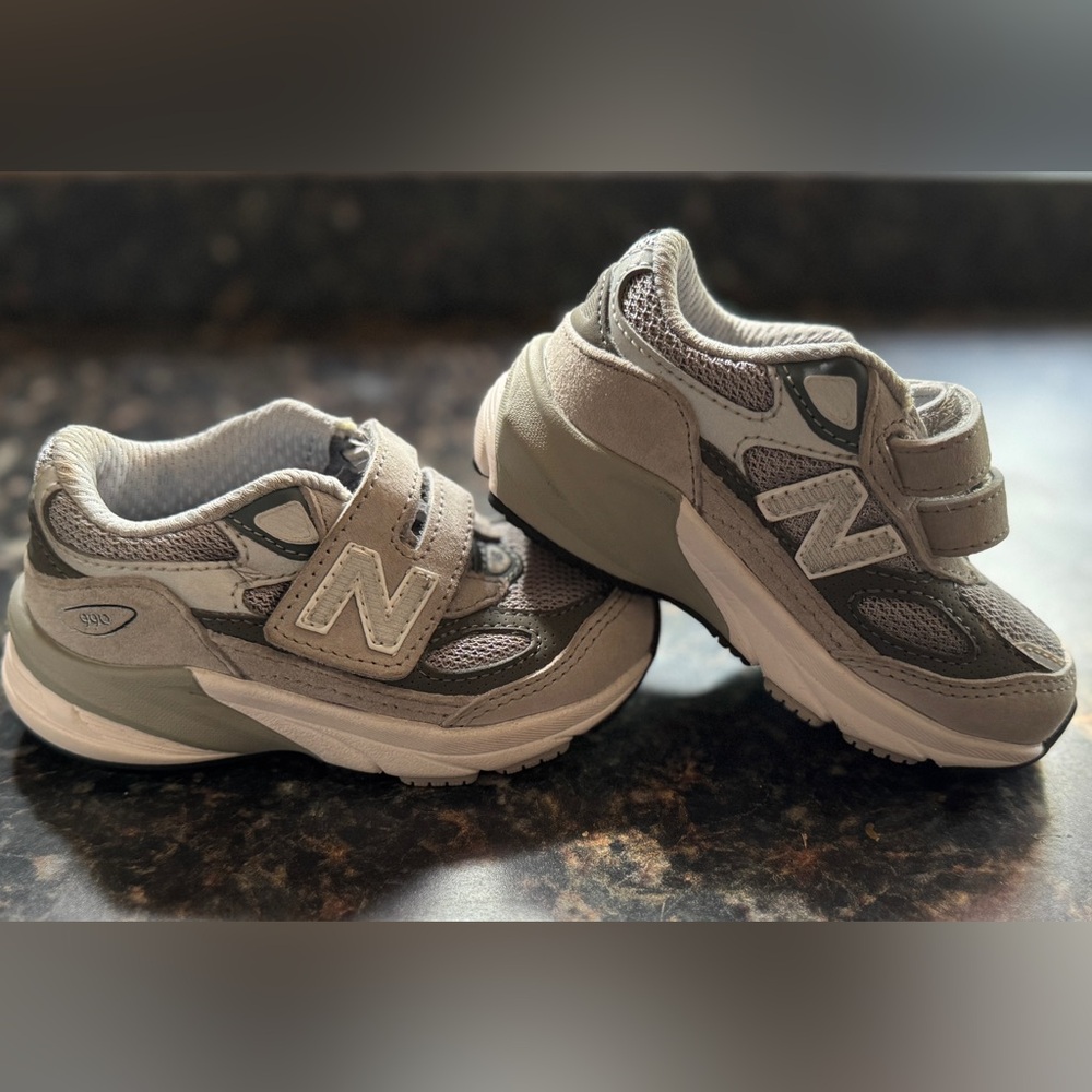 New Balance 990v6 Hook and Loop Size 5C